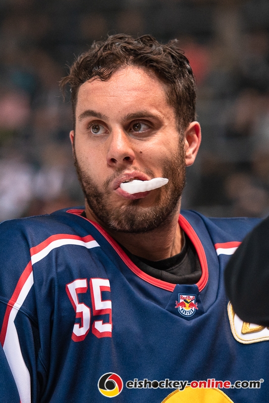 Ryan Button (EHC Red Bull Muenchen) wärend eines Timeouts in der Hauptrundenbegegnung der Deutschen Eishockey Liga zwischen dem EHC Red Bull München und den Krefeld Pinguinen am 28.09.2018.