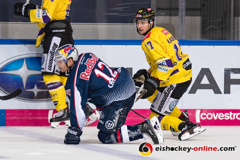 Mads Christensen (EHC Red Bull Muenchen) und Kirill Kabanov (Krefeld Pinguine) in der Hauptrundenbegegnung der Deutschen Eishockey Liga zwischen dem EHC Red Bull München und den Krefeld Pinguinen am 28.09.2018.