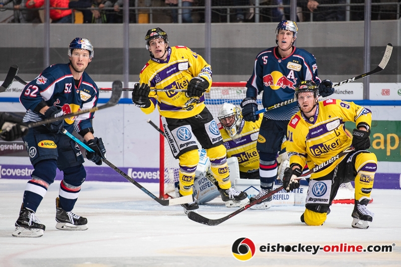 Patrick Hager (EHC Red Bull Muenchen) und Jason Jaffray (EHC Red Bull Muenchen) gegen James Bettauer (Krefeld Pinguine), Dimitri Paetzold (Torwart, Krefeld Pinguine) und Phillip Bruggisser (Krefeld Pinguine) in der Hauptrundenbegegnung der Deutschen Eishockey Liga zwischen dem EHC Red Bull München und den Krefeld Pinguinen am 28.09.2018.