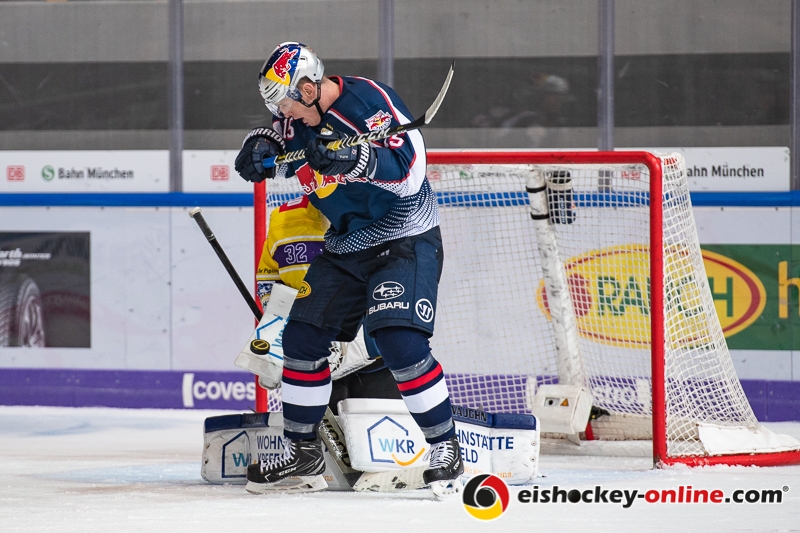 Jason Jaffray (EHC Red Bull Muenchen) vor Dimitri Paetzold (Torwart, Krefeld Pinguine) in der Hauptrundenbegegnung der Deutschen Eishockey Liga zwischen dem EHC Red Bull München und den Krefeld Pinguinen am 28.09.2018.