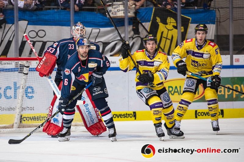Danny aus den Birken (Torwart, EHC Red Bull Muenchen) und Daryl Boyle (EHC Red Bull Muenchen) gegen Chad Costello (Krefeld Pinguine) und Jordan Caron (Krefeld Pinguine) in der Hauptrundenbegegnung der Deutschen Eishockey Liga zwischen dem EHC Red Bull München und den Krefeld Pinguinen am 28.09.2018.