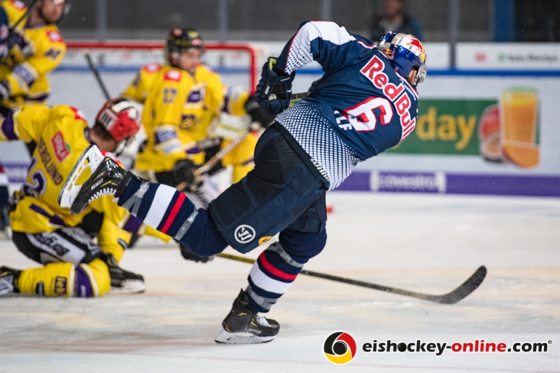 Daryl Boyle (EHC Red Bull Muenchen) beim Schussversuch in der Hauptrundenbegegnung der Deutschen Eishockey Liga zwischen dem EHC Red Bull München und den Krefeld Pinguinen am 28.09.2018.