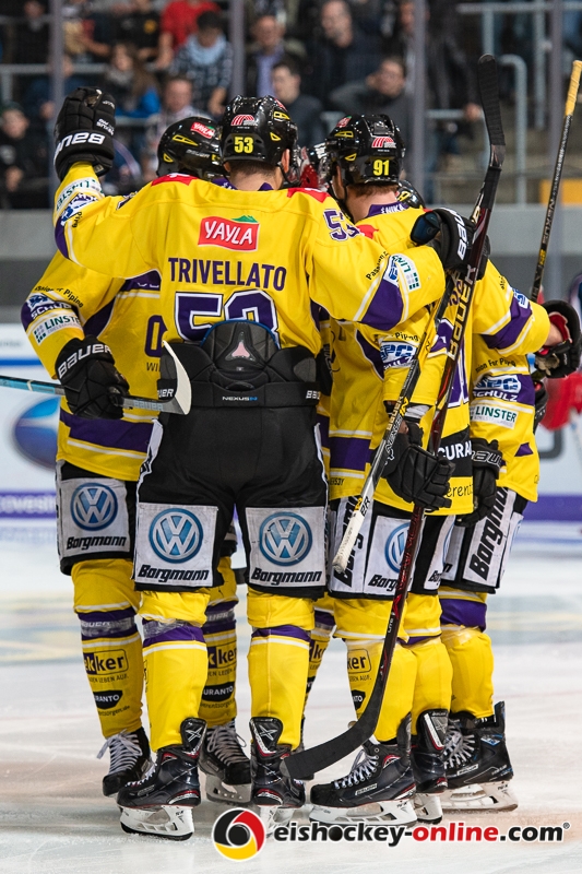 Jubel bei den Krefeldern ueber das 1:2 durch Chad Costello (Krefeld Pinguine) in der Hauptrundenbegegnung der Deutschen Eishockey Liga zwischen dem EHC Red Bull München und den Krefeld Pinguinen am 28.09.2018.