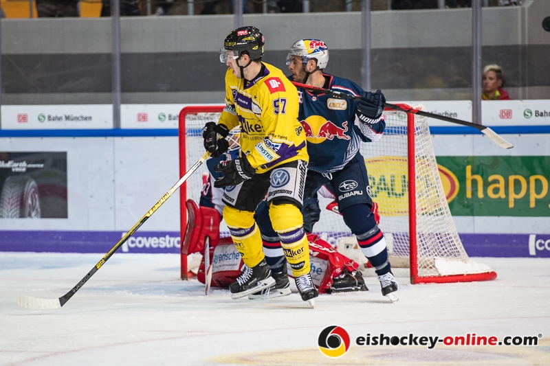 Ryan Button (EHC Red Bull Muenchen) verteidigt gegen Jordan Caron (Krefeld Pinguine) in der Hauptrundenbegegnung der Deutschen Eishockey Liga zwischen dem EHC Red Bull München und den Krefeld Pinguinen am 28.09.2018.