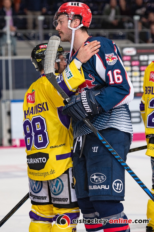 Martin Schymainski (Krefeld Pinguine) und Konrad Abeltshauser (EHC Red Bull Muenchen) beim Shakehands nach der Hauptrundenbegegnung der Deutschen Eishockey Liga zwischen dem EHC Red Bull München und den Krefeld Pinguinen am 28.09.2018.