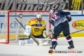 Mads Christensen (EHC Red Bull Muenchen) scheitert gegen Dimitri Paetzold (Torwart, Krefeld Pinguine) in der Hauptrundenbegegnung der Deutschen Eishockey Liga zwischen dem EHC Red Bull München und den Krefeld Pinguinen am 28.09.2018.