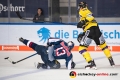 Michael Wolf (EHC Red Bull Muenchen) und Philip Riefers (Krefeld Pinguine) in der Hauptrundenbegegnung der Deutschen Eishockey Liga zwischen dem EHC Red Bull München und den Krefeld Pinguinen am 28.09.2018.