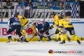 Daniel Pietta (Krefeld Pinguine), Alex Trivellato (Krefeld Pinguine) und Mathias Trettenes (Krefeld Pinguine) gegen Frank Mauer (EHC Red Bull Muenchen) und Maximilian Kastner (EHC Red Bull Muenchen) in der Hauptrundenbegegnung der Deutschen Eishockey Liga zwischen dem EHC Red Bull München und den Krefeld Pinguinen am 28.09.2018.