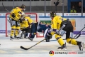 Ein fliegender Mark Voakes (EHC Red Bull Muenchen) gegen James Bettauer (Krefeld Pinguine) und Alex Trivellato (Krefeld Pinguine) in der Hauptrundenbegegnung der Deutschen Eishockey Liga zwischen dem EHC Red Bull München und den Krefeld Pinguinen am 28.09.2018.