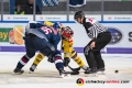 Andreas Eder (EHC Red Bull Muenchen) beim Bully mit Jacob Berglund (Krefeld Pinguine) in der Hauptrundenbegegnung der Deutschen Eishockey Liga zwischen dem EHC Red Bull München und den Krefeld Pinguinen am 28.09.2018.