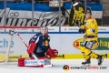 Danny aus den Birken (Torwart, EHC Red Bull Muenchen) und Kirill Kabanov (Krefeld Pinguine) in der Hauptrundenbegegnung der Deutschen Eishockey Liga zwischen dem EHC Red Bull München und den Krefeld Pinguinen am 28.09.2018.