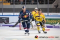 Frank Mauer (EHC Red Bull Muenchen) und Martin Lefebvre (Krefeld Pinguine) in der Hauptrundenbegegnung der Deutschen Eishockey Liga zwischen dem EHC Red Bull München und den Krefeld Pinguinen am 28.09.2018.
