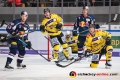 Patrick Hager (EHC Red Bull Muenchen) und Jason Jaffray (EHC Red Bull Muenchen) gegen James Bettauer (Krefeld Pinguine), Dimitri Paetzold (Torwart, Krefeld Pinguine) und Phillip Bruggisser (Krefeld Pinguine) in der Hauptrundenbegegnung der Deutschen Eishockey Liga zwischen dem EHC Red Bull München und den Krefeld Pinguinen am 28.09.2018.