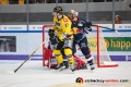 Ryan Button (EHC Red Bull Muenchen) verteidigt gegen Jordan Caron (Krefeld Pinguine) in der Hauptrundenbegegnung der Deutschen Eishockey Liga zwischen dem EHC Red Bull München und den Krefeld Pinguinen am 28.09.2018.