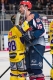 Martin Schymainski (Krefeld Pinguine) und Konrad Abeltshauser (EHC Red Bull Muenchen) beim Shakehands nach der Hauptrundenbegegnung der Deutschen Eishockey Liga zwischen dem EHC Red Bull München und den Krefeld Pinguinen am 28.09.2018.