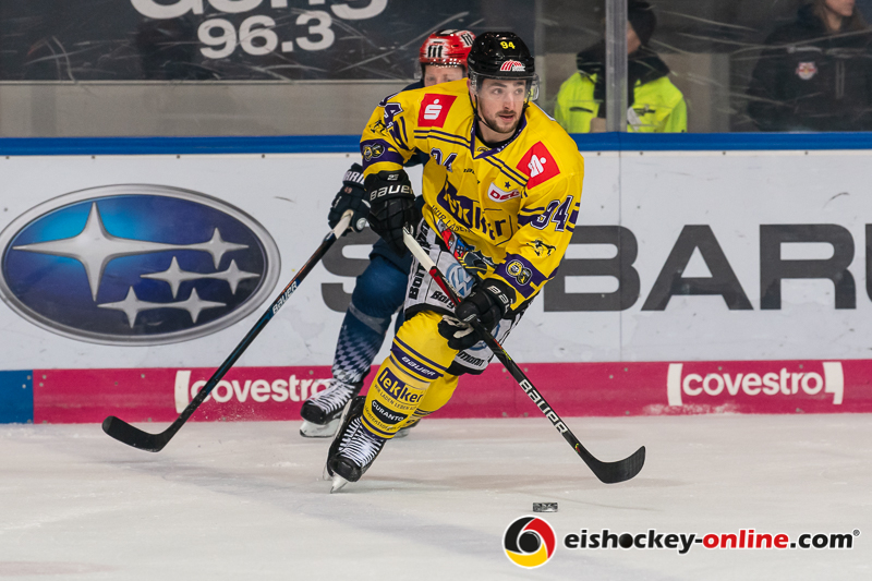 Grant Besse (Krefeld Pinguine) vor Mark Voakes (EHC Red Bull Muenchen) in der Hauptrundenbegegnung der Deutschen Eishockey Liga zwischen dem EHC Red Bull München und den Krefeld Pinguinen am 30.12.2019.