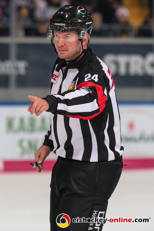 Hauptschiedsrichter Markus Schuetz in der Hauptrundenbegegnung der Deutschen Eishockey Liga zwischen dem EHC Red Bull München und den Krefeld Pinguinen am 30.12.2019.