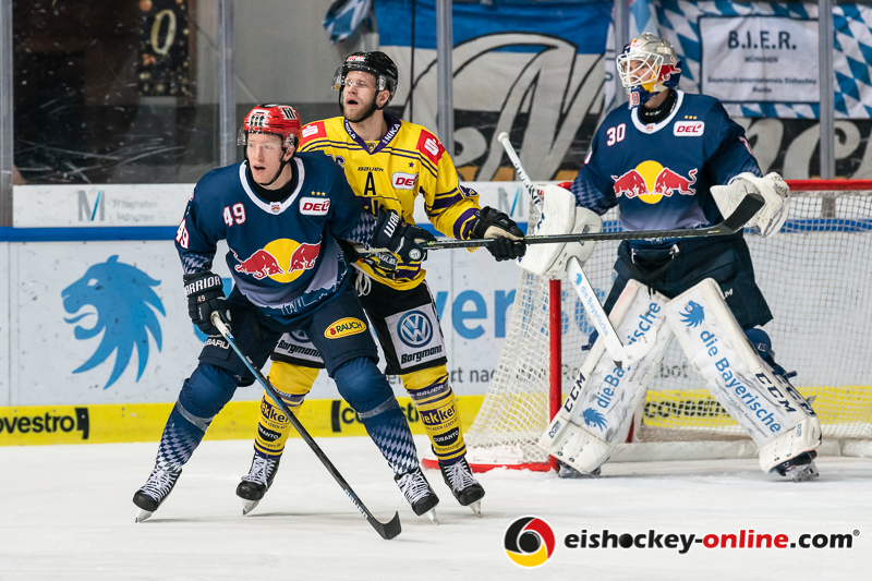 Mark Voakes (EHC Red Bull Muenchen) und Daniel Pietta (Krefeld Pinguine) vor dem Tor von Daniel Fiessinger (Torwart, EHC Red Bull Muenchen) im Spiel Red Bull Muenchen gegen die Krefeld Pinguine am 30.12.2019.Foto: Heike Feiner/Eibner Pressefoto