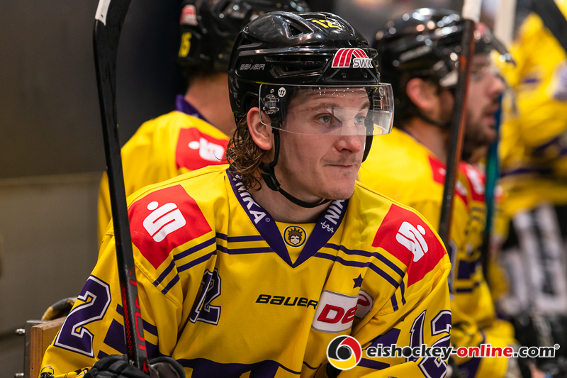 Laurin Braun (Krefeld Pinguine) wirkt ziemlich resigniert in der Hauptrundenbegegnung der Deutschen Eishockey Liga zwischen dem EHC Red Bull München und den Krefeld Pinguinen am 30.12.2019.