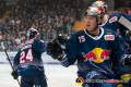 Abklatschen von Jason Jaffray (EHC Red Bull Muenchen) nach dem Treffer von Bobby Sanguinetti (EHC Red Bull Muenchen) zum 1:0 in der Hauptrundenbegegnung der Deutschen Eishockey Liga zwischen dem EHC Red Bull München und den Krefeld Pinguinen am 30.12.2019.