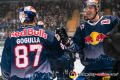 Abklatschen von Jason Jaffray (EHC Red Bull Muenchen) mit Philip Gogulla (EHC Red Bull Muenchen) nach dem Treffer zum 2:0 durch Patrick Hager (EHC Red Bull Muenchen) in der Hauptrundenbegegnung der Deutschen Eishockey Liga zwischen dem EHC Red Bull München und den Krefeld Pinguinen am 30.12.2019.