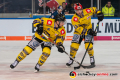 Grant Besse (Krefeld Pinguine) und Chad Costello (Krefeld Pinguine) in der Hauptrundenbegegnung der Deutschen Eishockey Liga zwischen dem EHC Red Bull München und den Krefeld Pinguinen am 30.12.2019.
