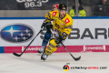 Grant Besse (Krefeld Pinguine) vor Mark Voakes (EHC Red Bull Muenchen) in der Hauptrundenbegegnung der Deutschen Eishockey Liga zwischen dem EHC Red Bull München und den Krefeld Pinguinen am 30.12.2019.