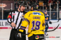 Diskussion von Jacob Lagace (Krefeld Pinguine) mit Hauptschiedsrichter Michael Klein in der Hauptrundenbegegnung der Deutschen Eishockey Liga zwischen dem EHC Red Bull München und den Krefeld Pinguinen am 30.12.2019.