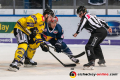 Linesman Robert Schelewski führt ein Bully aus, welches Daniel Pietta (Krefeld Pinguine) gegen Mark Voakes (EHC Red Bull Muenchen) gewinnt in der Hauptrundenbegegnung der Deutschen Eishockey Liga zwischen dem EHC Red Bull München und den Krefeld Pinguinen am 30.12.2019.