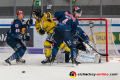 Mark Voakes (EHC Red Bull Muenchen), Blake Parlett (EHC Red Bull Muenchen) und Daniel Fiessinger (Torwart, EHC Red Bull Muenchen) verteidigen gegen Grant Besse (Krefeld Pinguine) in der Hauptrundenbegegnung der Deutschen Eishockey Liga zwischen dem EHC Red Bull München und den Krefeld Pinguinen am 30.12.2019.