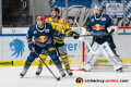 Mark Voakes (EHC Red Bull Muenchen) und Daniel Pietta (Krefeld Pinguine) vor dem Tor von Daniel Fiessinger (Torwart, EHC Red Bull Muenchen) im Spiel Red Bull Muenchen gegen die Krefeld Pinguine am 30.12.2019.Foto: Heike Feiner/Eibner Pressefoto