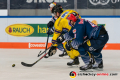 Mark Voakes (EHC Red Bull Muenchen) verfolgt Grant Besse (Krefeld Pinguine) in der Hauptrundenbegegnung der Deutschen Eishockey Liga zwischen dem EHC Red Bull München und den Krefeld Pinguinen am 30.12.2019.