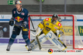 Jason Jaffray (EHC Red Bull Muenchen) vor Dimitri Paetzold (Torwart, Krefeld Pinguine) in der Hauptrundenbegegnung der Deutschen Eishockey Liga zwischen dem EHC Red Bull München und den Krefeld Pinguinen am 30.12.2019.