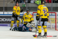 Patrick Hager (EHC Red Bull Muenchen) zu Füßen von Torsten Ankert (Krefeld Pinguine) und Dimitri Paetzold (Torwart, Krefeld Pinguine) in der Hauptrundenbegegnung der Deutschen Eishockey Liga zwischen dem EHC Red Bull München und den Krefeld Pinguinen am 30.12.2019.