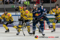 Daniel Pietta (Krefeld Pinguine) und Trevor Parkes (EHC Red Bull Muenchen) im Spiel Red Bull Muenchen gegen die Krefeld Pinguine am 30.12.2019.Foto: Heike Feiner/Eibner Pressefoto