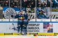 Maximilian Kastner (EHC Red Bull Muenchen) lässt sich von Justin Shugg (EHC Red Bull Muenchen) feiern nach seinem Treffer zum 6:1 in der Hauptrundenbegegnung der Deutschen Eishockey Liga zwischen dem EHC Red Bull München und den Krefeld Pinguinen am 30.12.2019.