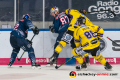 Kampf um den Puck zwischen Yasin Ehliz (EHC Red Bull Muenchen) und Philip Gogulla (EHC Red Bull Muenchen) mit Laurin Braun (Krefeld Pinguine) und Daniel Pietta (Krefeld Pinguine) in der Hauptrundenbegegnung der Deutschen Eishockey Liga zwischen dem EHC Red Bull München und den Krefeld Pinguinen am 30.12.2019.