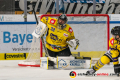Dimitri Paetzold (Torwart, Krefeld Pinguine) wehrt einen Puck ab in der Hauptrundenbegegnung der Deutschen Eishockey Liga zwischen dem EHC Red Bull München und den Krefeld Pinguinen am 30.12.2019.