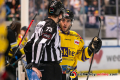 Mark Cundari (Krefeld Pinguine) ist scheinbar nicht mit einer Schiedsrichterentscheidung einverstanden, was er hier gegenüber Linesman Gabriel Gaube zum Ausdruck bringt in der Hauptrundenbegegnung der Deutschen Eishockey Liga zwischen dem EHC Red Bull München und den Krefeld Pinguinen am 30.12.2019.