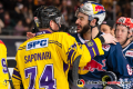 Shakehands zwischen Vinny Saponari (Krefeld Pinguine) und Trevor Parkes (EHC Red Bull Muenchen) in der Hauptrundenbegegnung der Deutschen Eishockey Liga zwischen dem EHC Red Bull München und den Krefeld Pinguinen am 30.12.2019.