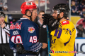 Mark Voakes (EHC Red Bull Muenchen) im Gespräch mit Jeremy Welsh (Krefeld Pinguine) nach der Hauptrundenbegegnung der Deutschen Eishockey Liga zwischen dem EHC Red Bull München und den Krefeld Pinguinen am 30.12.2019.