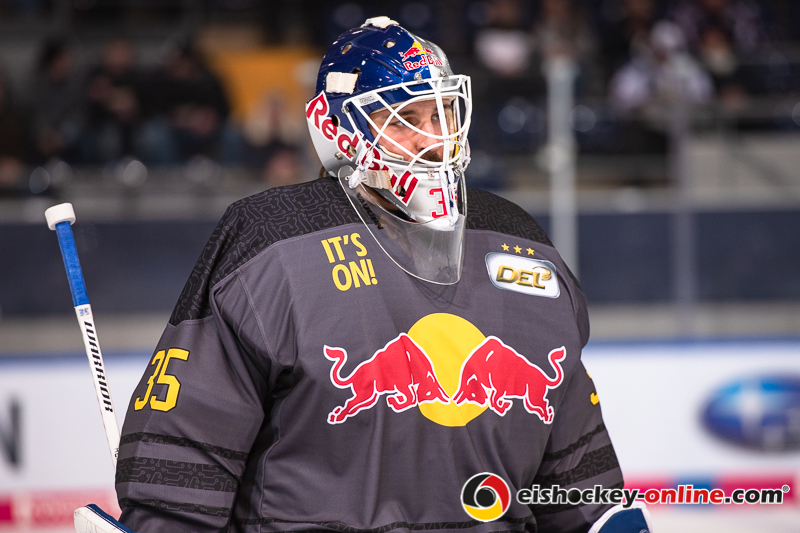 Kevin Reich (Torwart, EHC Red Bull Muenchen)  beim Warmup mit den Aufwaermtrikots "IT'S ON" in der Hauptrundenbegegnung der Deutschen Eishockey Liga zwischen dem EHC Red Bull München und den Thomas Sabo Ice Tigers am 15.02.2019.
