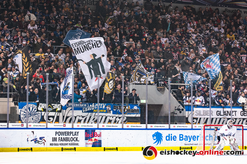 Die Münchner Nordkurve bejubelt den Treffer zum 1:0 in der Hauptrundenbegegnung der Deutschen Eishockey Liga zwischen dem EHC Red Bull München und den Thomas Sabo Ice Tigers am 15.02.2019.