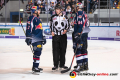 Linesman Kilian Hinterdobler und Linesman Gabriel Gaube im Gespräch mit Andrew Bodnarchuk (EHC Red Bull Muenchen) und Trevor Parkes (EHC Red Bull Muenchen) in der Hauptrundenbegegnung der Deutschen Eishockey Liga zwischen dem EHC Red Bull München und den Thomas Sabo Ice Tigers am 15.02.2019.