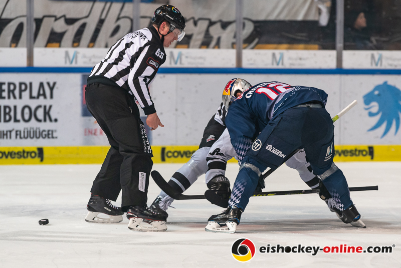 Linesman Christoffer Hurtik führt ein Bully aus zwischen Andreas Eder (Thomas Sabo Ice Tigers) und Mads Christensen (EHC Red Bull Muenchen) in der Hauptrundenbegegnung der Deutschen Eishockey Liga zwischen dem EHC Red Bull München und den Thomas Sabo Ice Tigers am 15.11.2019.