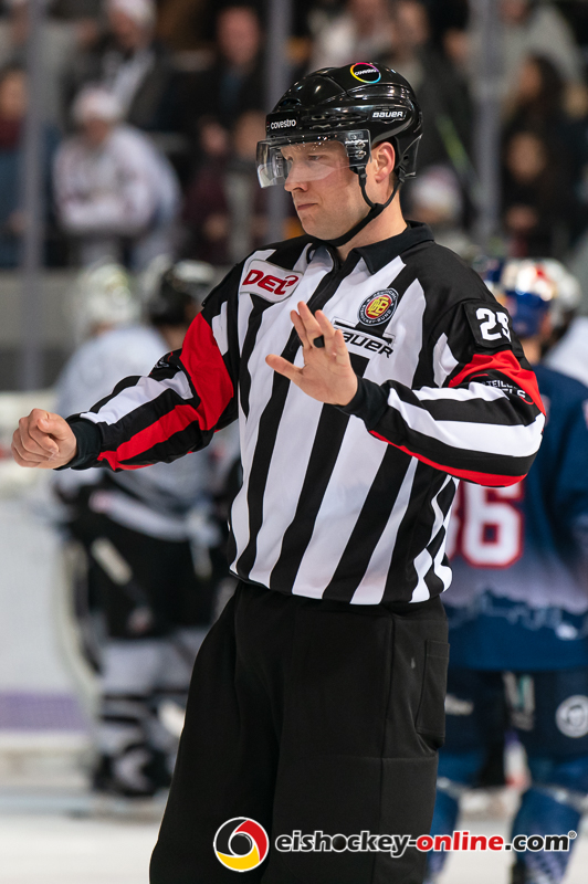 Hauptschiedsrichter Aleksi Rantala in der Hauptrundenbegegnung der Deutschen Eishockey Liga zwischen dem EHC Red Bull München und den Thomas Sabo Ice Tigers am 15.11.2019.