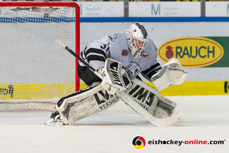 Niklas Treutle (Torwart, Thomas Sabo Ice Tigers) in Erwartung eines Penaltyschusses in der Hauptrundenbegegnung der Deutschen Eishockey Liga zwischen dem EHC Red Bull München und den Thomas Sabo Ice Tigers am 15.11.2019.