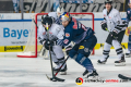 Kampf um den Puck zwischen Tom Gilbert (Thomas Sabo Ice Tigers) und Mads Christensen (EHC Red Bull Muenchen) in der Hauptrundenbegegnung der Deutschen Eishockey Liga zwischen dem EHC Red Bull München und den Thomas Sabo Ice Tigers am 15.11.2019.