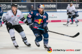 Max Kislinger (Thomas Sabo Ice Tigers) und Yannic Seidenberg (EHC Red Bull Muenchen) in der Hauptrundenbegegnung der Deutschen Eishockey Liga zwischen dem EHC Red Bull München und den Thomas Sabo Ice Tigers am 15.11.2019.
