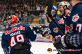 Mark Voakes (EHC Red Bull Muenchen) lässt sich von den Kollegen zu seinem erfogreichen Penaltyschuss zum 3:3 feiern in der Hauptrundenbegegnung der Deutschen Eishockey Liga zwischen dem EHC Red Bull München und den Thomas Sabo Ice Tigers am 15.11.2019.